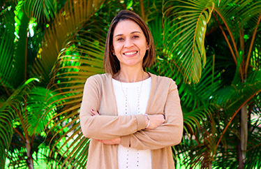 Profesora María Eugenia Velásquez es la nueva directora de la Escuela de Economía Empresarial