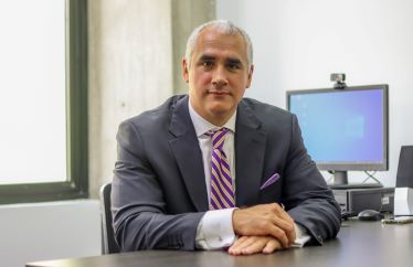 Profesor Luis Oliveros asume como Decano de la Facultad de Ciencias Económicas y Sociales de la Unimet